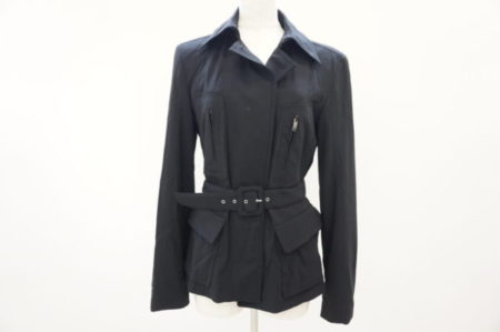 シンプルでありながらデザイン性が高くヘビロテ間違いなしのダナキャランのジャケット