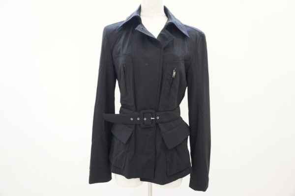 シンプルでありながらデザイン性が高くヘビロテ間違いなしのダナキャランのジャケット