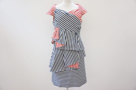 モードなデザインとエレガントなシルエットが絶妙にマッチしたタエアシダのストライプワンピ。