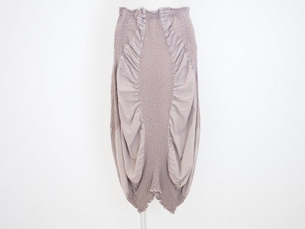 ダルな色あいと個性的なデザインに注目。イッセイミヤケのタイトスカートを買取しました。