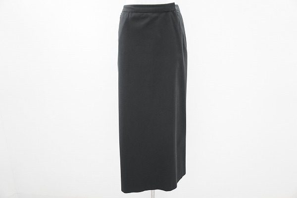 これぞシックの極み！イッセイミヤケのプレーンなロングタイトスカートをお売り頂きました。