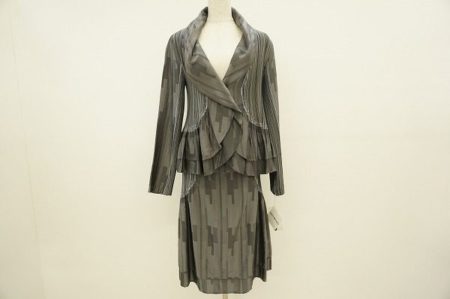 大胆なディテールとシックなカラー。イッセイミヤケのセットアップを買取しました。