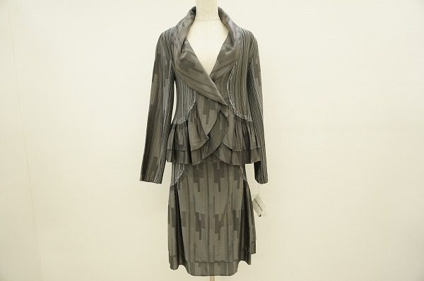 大胆なディテールとシックなカラー。イッセイミヤケのセットアップを買取しました。