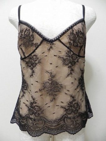 繊細なレースを全面にあしらった大胆なデザインがポイント！ダナキャランのレースキャミ。