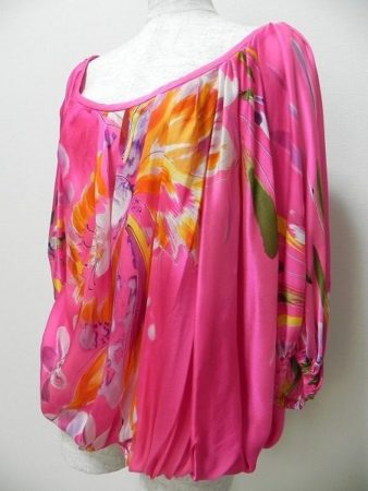 ナラカミーチェのエレガントで華やかなトップスをご紹介させていただきます