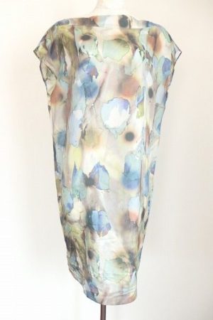 水彩画のようなプリントが目を引くデプレの鮮やかなデザインのワンピース