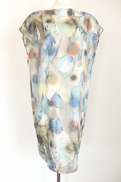 水彩画のようなプリントが目を引くデプレの鮮やかなデザインのワンピース