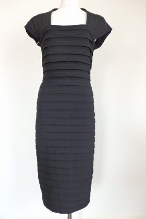 ボディラインを強調しながら綺麗に見せてくれるタダシショージのワンピース