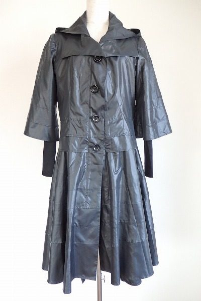 個性的なデザインが珍しいネロの光沢感のあるゴージャスなコート