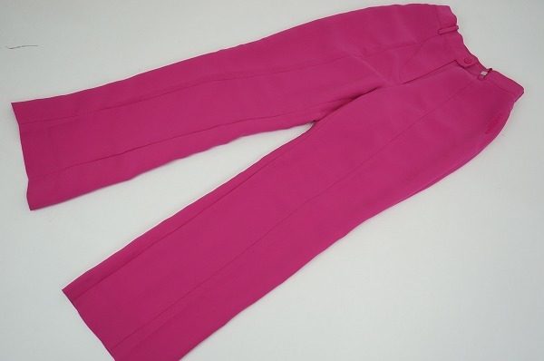 鮮やかで華やかなビビットピンクが印象的なレオナールスポーツの上品パンツを買取しました