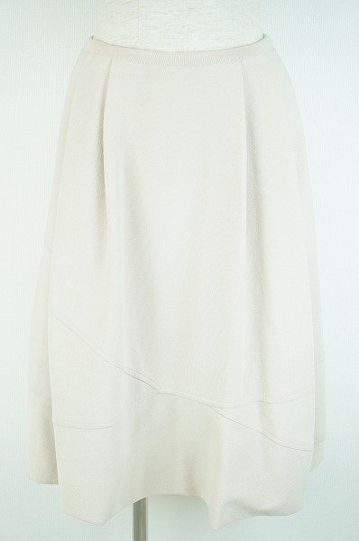 あなたの上品さをさらに引き出して。食事会やお出かけに。フォクシーのスカートを買取しました。