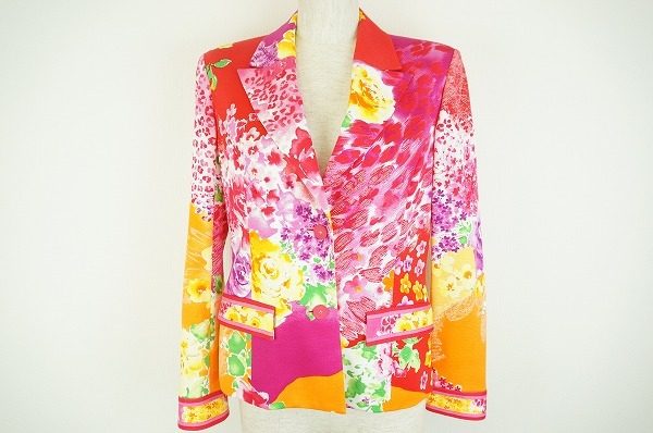 カラフルでありながらも品の良さを失わないレオナールのジャケットをお売りいただきました