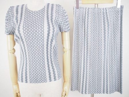 白の清潔感あるプリーツ素材にラインをつかった模様が素敵！プリーツプリーズのアンサンブルを買取しました。