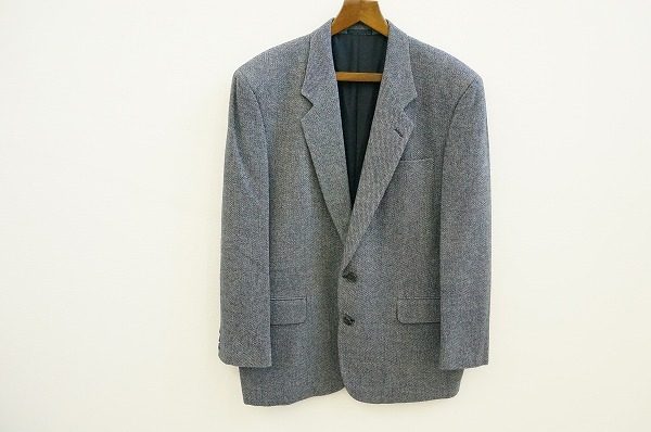 落ち着いたブルーが色々なおしゃれな着こなしにつかえる、コムデギャルソン　メンズジャケットブルー