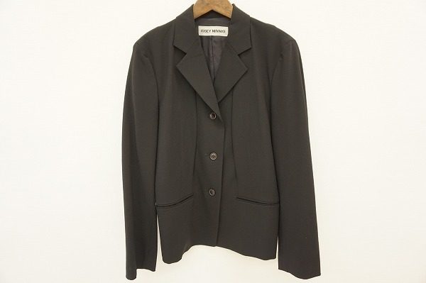 フォーマルかカジュアルか？考えるよりもオシャレ優先なあなたへ。イッセイミヤケのジャケットを買取しました。