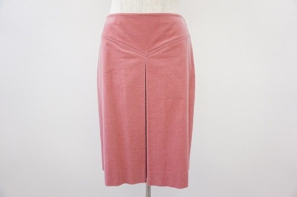 1枚で幅広いコーディネートを楽しむことができる。モスキーノのコーデュロイスカートを買取しました