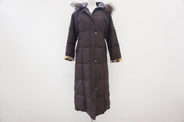 全身を包み込む温もり。レオナールのフェミニンなファー付きダウンコートを買取しました。