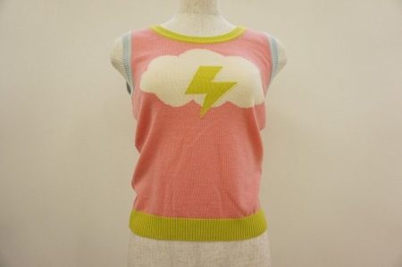 思わずクスッと笑ってしまうポップなデザイン。目を引くモスキーノのニットを買取しました