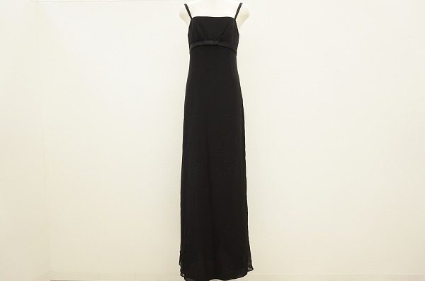 ほっそりとしたラインが女性らしい雰囲気。マックスマーラのロングドレスを買取しました