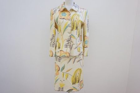 大胆にあしらわれたデザインが目を引く。モスキーノのスカートスーツを買取しました