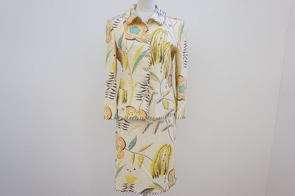 大胆にあしらわれたデザインが目を引く。モスキーノのスカートスーツを買取しました