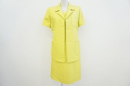 爽やかなイエローが眩しい。イヴサンローランのワンピーススーツ