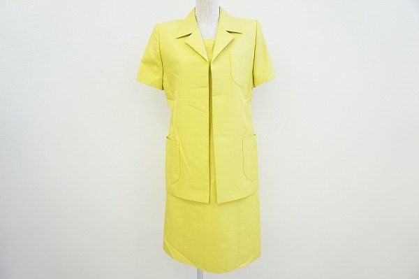 爽やかなイエローが眩しい。イヴサンローランのワンピーススーツ