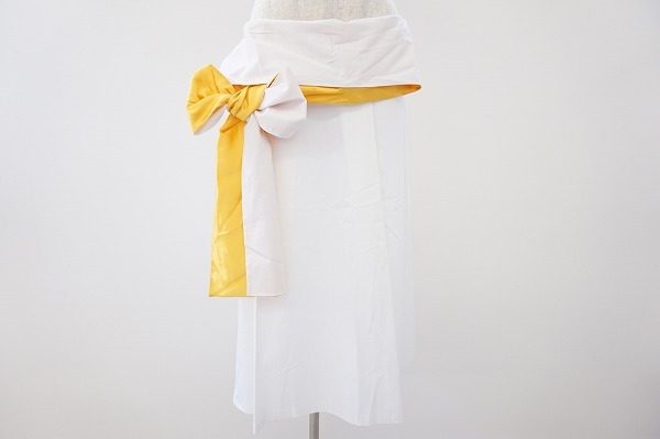 大胆にデザインされた腰巻のリボンが印象的。エトロのフレアスカートを買取しました