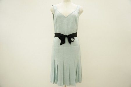 可憐なワンピースにひとクセが効いた、モスキーノの水色ワンピースを買取しました