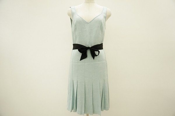 可憐なワンピースにひとクセが効いた、モスキーノの水色ワンピースを買取しました