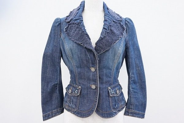デニム素材でもフェミニンさを演出。エポカのデニムジャケットを買取しました