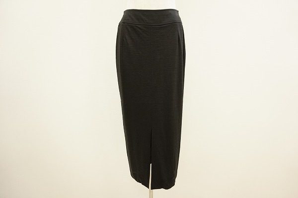 レオナールのイメージとは逆走？しているようなシンプルなブラックのスカートを買取しました。
