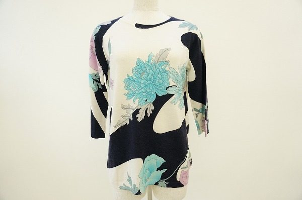 セミフォーマル場面や上質な大人のオフを、レオナールのプリントで華やかに演出