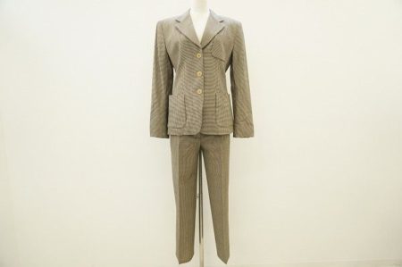レトロな雰囲気が感じられる。マックスマーラのオシャレなパンツスーツを買取しました