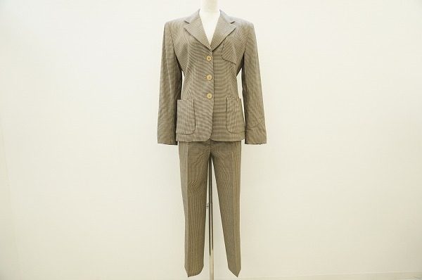 レトロな雰囲気が感じられる。マックスマーラのオシャレなパンツスーツを買取しました