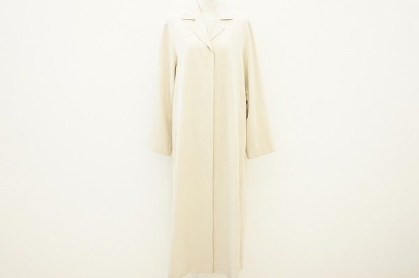 爽やかな色合いが目を引く。マックスマーラのベージュ系のコートを買取しました