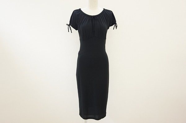 高級感さえも感じられる。モスキーノのシンプルデザインワンピースを買取しました