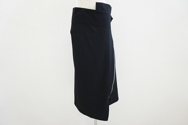 アシメトリーなデザインが素敵なヨウジヤマモトの黒のラップスカートを買取いたしました