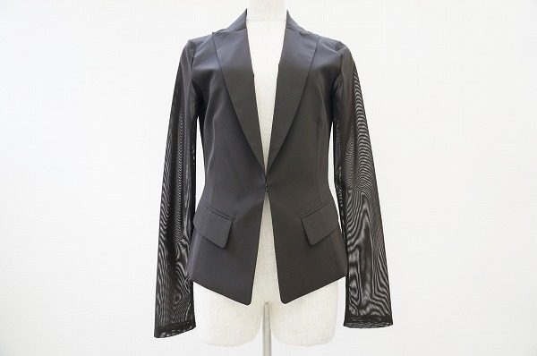 シンプルで着回し力抜群。袖のデザインが個性的。エレガントなフォクシーのジャケットを買取しました。