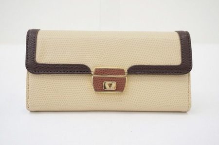 大容量で使い勝手も良いモスキーノのシンプルなベージュ系長財布を買取しました