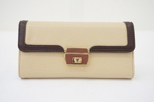 大容量で使い勝手も良いモスキーノのシンプルなベージュ系長財布を買取しました