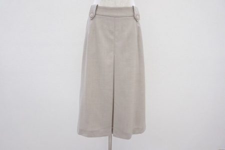 ミモレ丈が上品でエレガント。マックスマーラのベージュ系スカートを買取しました