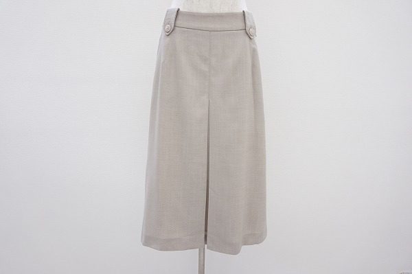 ミモレ丈が上品でエレガント。マックスマーラのベージュ系スカートを買取しました