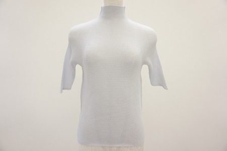 美ラインでスタイルアップ。イッセイミヤケのホワイト系カットソーをお売り頂きました。
