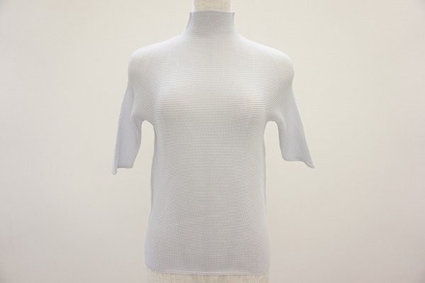 美ラインでスタイルアップ。イッセイミヤケのホワイト系カットソーをお売り頂きました。