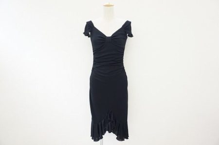 女性らしいボディラインを強調してくれる。モスキーノのワンピースを買取しました
