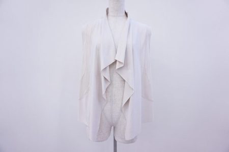 エレガントな雰囲気があふれ出す。フロント部分のデザインが素敵なヒロコビスのベスト