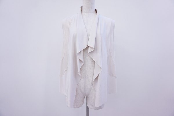 エレガントな雰囲気があふれ出す。フロント部分のデザインが素敵なヒロコビスのベスト