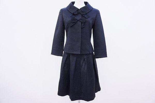 ガーリーとエレガントさのバランスが絶妙。コージワタナベのスカートスーツ