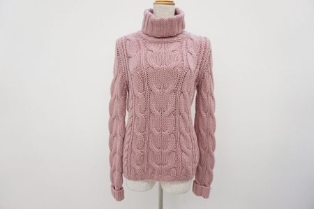 アニオナの優しいピンクのカシミアタートルで、冬の装いを輝かせて